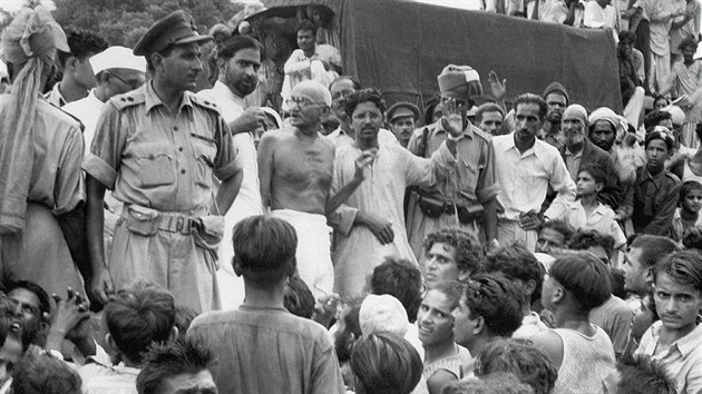 Duchovn vdce Indie Mahtma Gndh navtvil muslimsk uprchlky u Purana Qila v Dill, kte se krtce po vyhlen nezvislosti pipravovali na odjezd do Pkistnu. ( 22. z 1947)