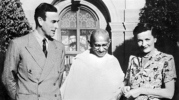 Nov (a posledn) indick vicekrl Lord Louis Mountbatten spolen s chot Edwinou pijali politickho a duchovnho vdce Indie Mahtmu Gndhho. Do nezvislosti Indie zbvaly tyi msce. (11. dubna 1947)