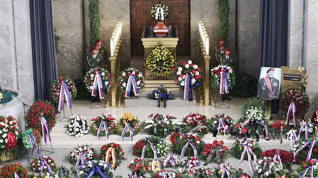 V pražských Strašnicích byl s vojenskými poctami pohřben válečný hrdina a československý výsadkář Jaroslav Klemeš. (14. srpna 2017)