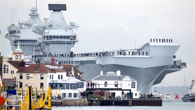 KRÁLOVNA V PORTSMOUTHU. Britská vlajková loď HMS Queen Elizabeth připlula do jihoanglického Portsmouthu. V domovském přístavu ji vítaly davy lidí.