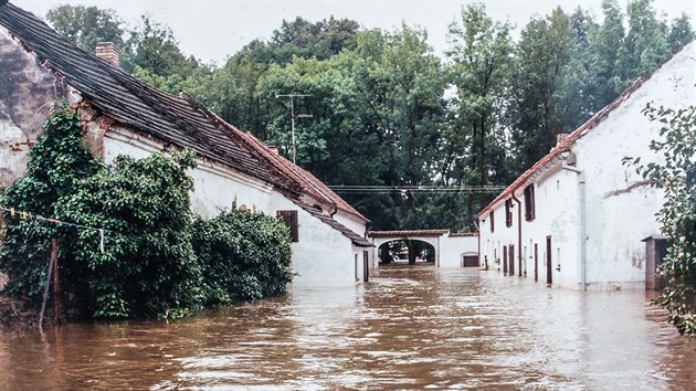 Obec Plav se 400 obyvateli stla na rn pelivu a pozdji i mohutnmu vypoutn movsk pehrady, kterou zsobuje Male.