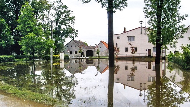 Obec Plav se 400 obyvateli stla na rn pelivu a pozdji i mohutnmu vypoutn movsk pehrady, kterou zsobuje Male.