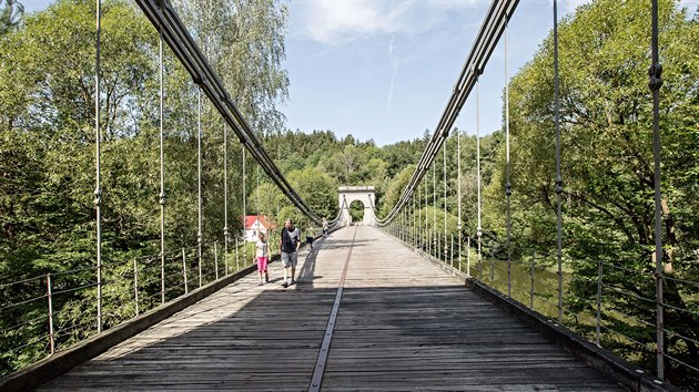 Stádlecký řetězový most přes Lužnici stojí od roku 1975 pod městysem Stádlec a je posledním empírovým řetězovým mostem v Česku. Původně překlenoval Vltavu u Podolska.