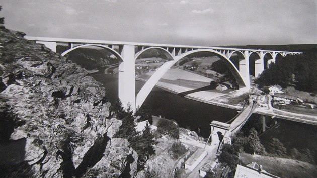 Podolsk most byl v roce 1942 postaven vedle starho etzovho mostu, kter byl pak pesunut.