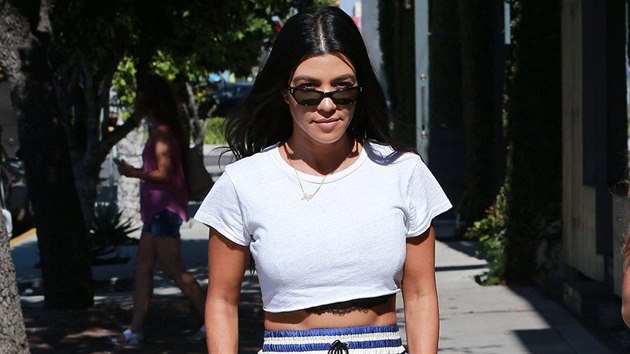 Kourtney Kardashianov v crop topu a volnch kalhotch