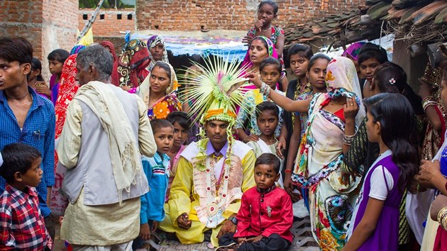 Indick rodina nedotknutelnch pzuje na svatebn fotografii. (13. ervence 2016)