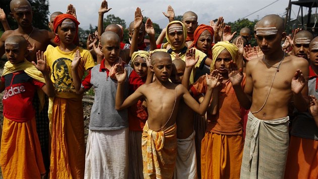 Neplt hinduist se modl bhem festivalu Janai Purnima v Kthmand. (28. ervence 2017)