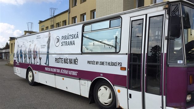 Volební vězeňský autobus, se kterým vyjedou Piráti