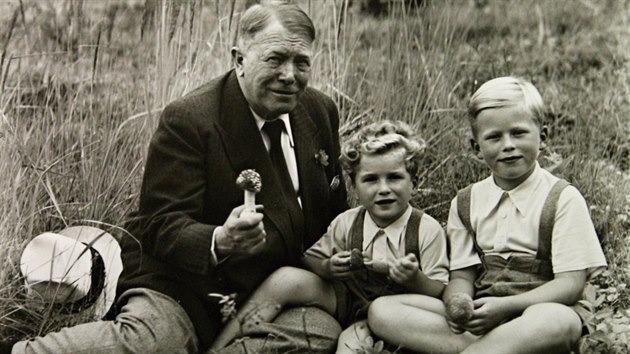Hugo Vavreka se svmi vnuky Vclavem (vpravo) a Ivanem Havlovmi na rodinnm sdle Havlov u Tinova