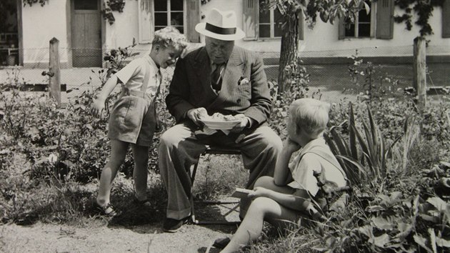 Hugo Vavreka se svmi vnuky Vclavem (vpravo) a Ivanem Havlovmi na rodinnm sdle Havlov u Tinova