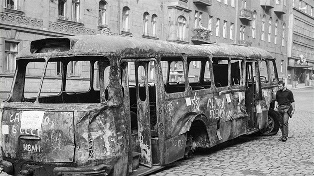 Vyho�el� m�stsk� autobus �koda 706 RTO-MTZ. Legend�rn� er��ky mnoz� pova�uj� za nejhez�� �eskoslovensk� autobusy, a p�esto�e m�stsk� verze nebyly tak elegantn� jako ty d�lkov�, takov� konec si tento exempl�� rozhodn� nezaslou�il. V pozad� si v�imn�te port�lu s postavi�kami Spejbla a Hurv�nka. Incident se toti� odehr�l v ��msk� ulici, kde toto divadlo (dnes Dejvick� 38) tehdy s�dlilo. (Srpen 1968, Praha)