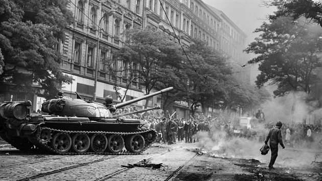 Hork� okam�iky v okol� �eskoslovensk�ho rozhlasu. Vlevo je tank typov� �ady T-54/55, za n�m vy�uhuje hlave� v�sadkov�ho samohybn�ho kanonu ASU-85. (Srpen 1968, Praha)