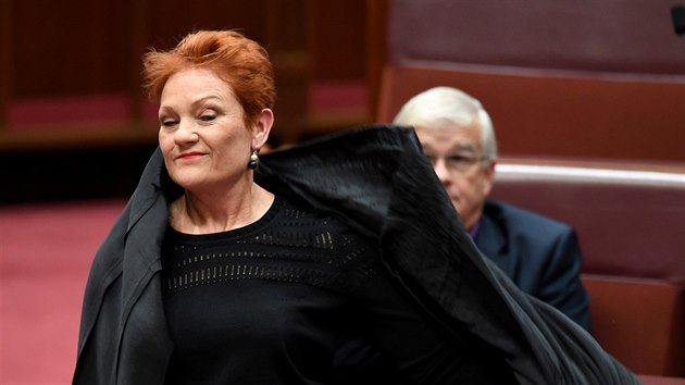 Muslimsk obleen Pauline Hansonov nakonec sundala a vysvtlila ostatnm poslancm, e chce podobn odvy zakzat kvli bezpenosti. (17. srpen 2017)