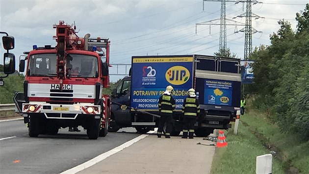 Provoz na D11 u Prahy zablokoval pevrcen nklak (12. srpna 2017).