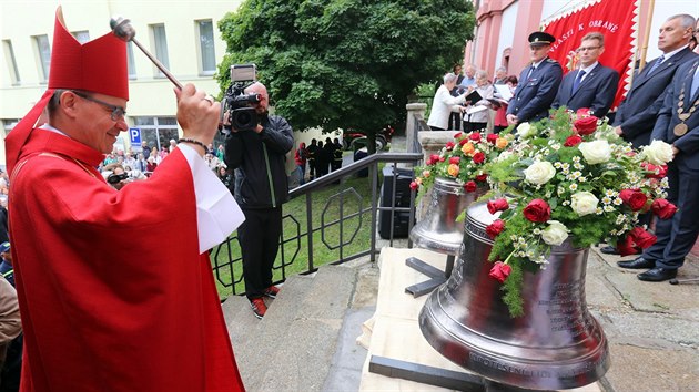 Plzeňský biskup Tomáš Holub žehná dvěma novým zvonům pro věž kostela svatého Vavřince v Chodově. K původnímu přibyly po sto letech (12. srpna 2017).