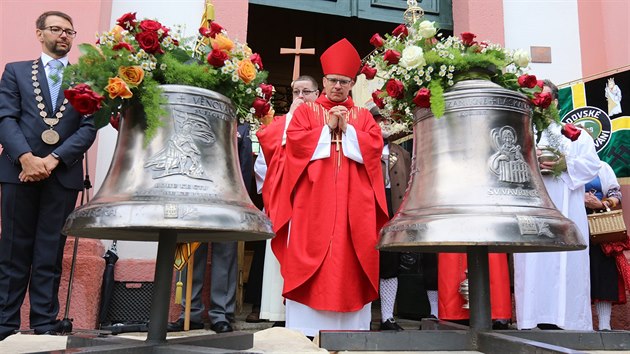 Zavovn zvon jebem na v kostela se uskutenilo pi pleitost tyst Vavineck pouti. Na snmku plzesk biskup Tom Holub (12. srpna 2017).