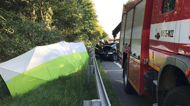 Tragická nehoda na silnici I/3 na Benešovsku, při níž zemřel nepřipoutaný spolujezdec (13. srpna 2017).
