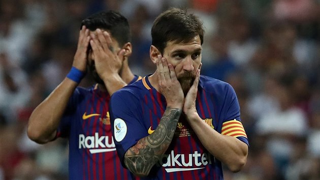 SMUTN VRAZY HVZD Lionel Messi (vpravo) a Luis Surez z Barcelony po  odvetnm utkn Superpohru na Realu Madrid.