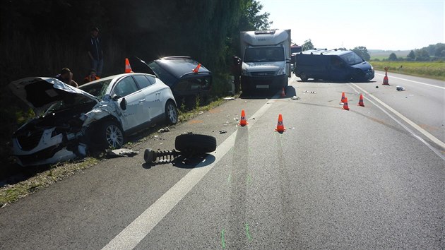 Šestašedesátiletá řidička Škody Fabie vjela do protisměru a střetla se s dodávkou. Ta pak narazila do dalších aut.
