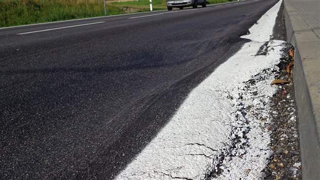 Ponien silnice v obci Stradou, kterou silnii nedvno opravili.