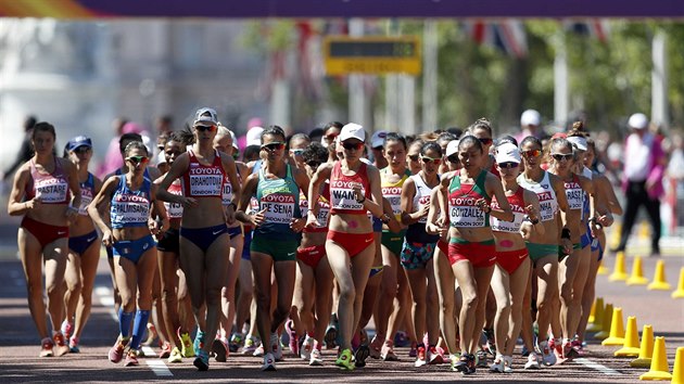 START CHZE EN NA 20 KM. Aneka Drahotov (na lev stran) v ele chodeckho...