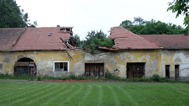 Na koetick zmek je hodn smutn pohled. Propadl nebo pokozen stechy, zchtral fasdy, opadvajc tuky na stropech i pokozen sochy, to je nsledek patn pe v poslednch sedmi dekdch.