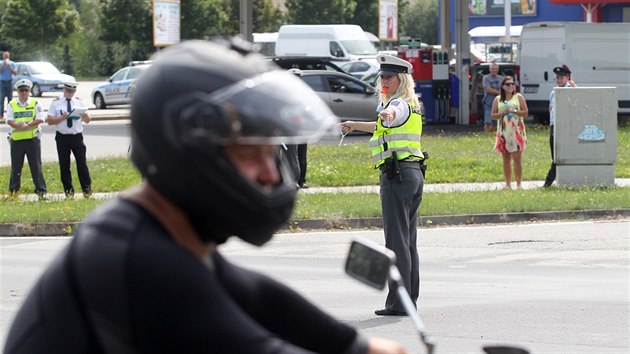 Za runho dopolednho provozu soutili dopravn policist v tom, jak dok ukorovat provoz na jedn z nejrunjch kiovatek na Vysoin - u jihlavskho obchodnho domu Tesco.
