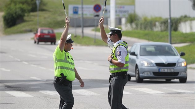 Za runho dopolednho provozu soutili dopravn policist v tom, jak dok ukorovat provoz na jedn z nejrunjch kiovatek na Vysoin - u jihlavskho obchodnho domu Tesco.