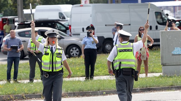 Za ru�n�ho dopoledn�ho provozu sout�ili dopravn� policist� v tom, jak dok�� uko��rovat provoz na jedn� z nejru�n�j��ch k�i�ovatek na Vyso�in� - u jihlavsk�ho obchodn�ho domu Tesco.