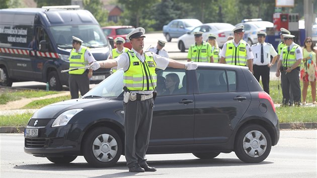 Za runho dopolednho provozu soutili dopravn policist v tom, jak dok ukorovat provoz na jedn z nejrunjch kiovatek na Vysoin - u jihlavskho obchodnho domu Tesco.