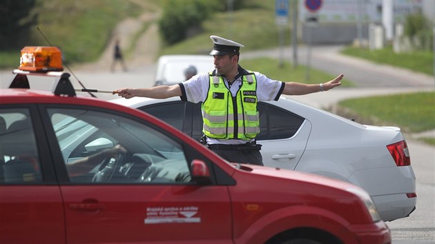 Za runho dopolednho provozu soutili dopravn policist v tom, jak dok ukorovat provoz na jedn z nejrunjch kiovatek na Vysoin - u jihlavskho obchodnho domu Tesco.
