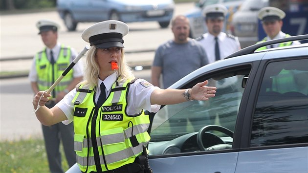 Za rušného dopoledního provozu soutěžili dopravní policisté v tom, jak dokáží ukočírovat provoz na jedné z nejrušnějších křižovatek na Vysočině - u jihlavského obchodního domu Tesco.