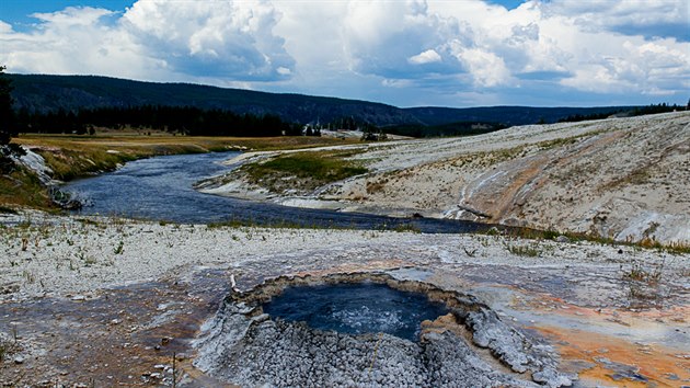 Zatmn bude mon sledovat i z nejstarho americkho nrodnho parku Yellowstone. Gejzr Old Faithful je ale tsn mimo oblast plnho zatmn, ek jej pouze 99,3% zatmn.