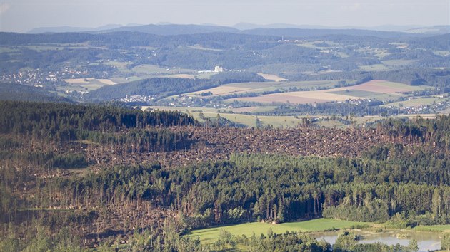 Letecký průzkum ukázal rozsáhlý lesní polom u obce Libňatov na Trutnovsku (14.8.2017).