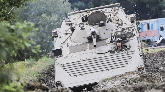 Tratí projížděly i tanky 734, obrněné vozy a další těžká vojenská technika. (12.8.2017)
