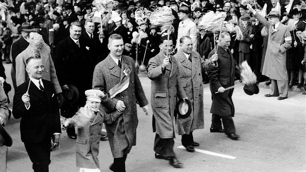 Ředitelský tým Baťových závodů při oslavách svátku práce 1. května 1937. Zleva Dominik Čipera, Jan Antonín Baťa (se synem Jeníkem), Josef Hlavnička, Hugo Vavrečka a Josef Blažek.