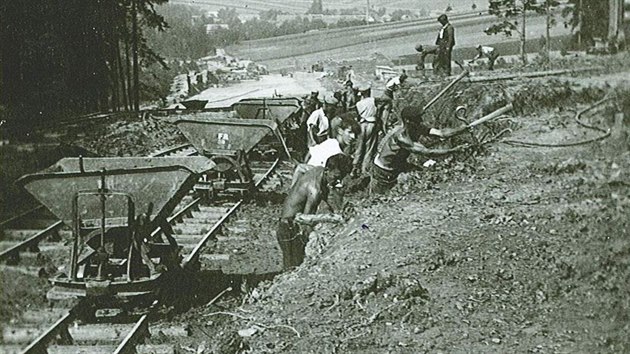 Staveniště dálnice u Zástřizel na snámku ze srpna 1939.