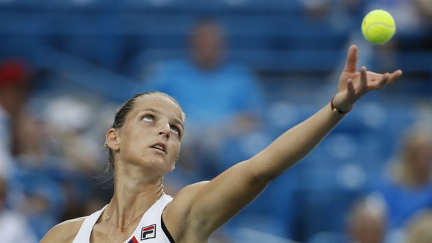 esk tenistka Karolna Plkov v duelu s  Natalii Vichljancevovou z Ruska.