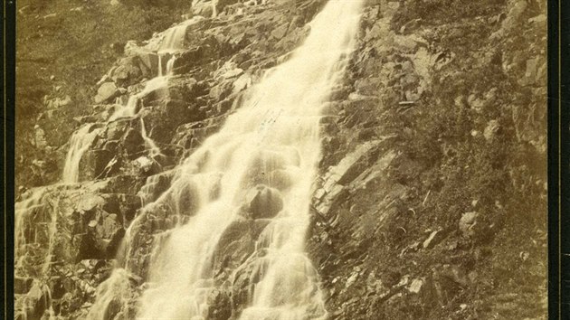 Jeden z nejstarších dochovaných snímků Labské boudy s Labským vodopádem. Píše se rok 1884.