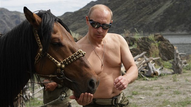 Ruský premiér Vladimir Putin se po Sibiři proháněl na koni. (3. srpna 2009)