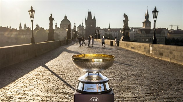 Trofej Nikolaje Semaka uren pro vtze EuroBasketu m fotku z Karlova mostu.