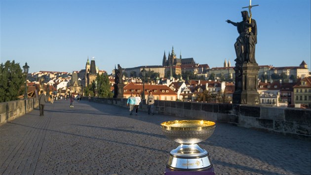 Trofej Nikolaje Semaka uren pro vtze EuroBasketu m fotku s Karlovm mostem a Praskm hradem.
