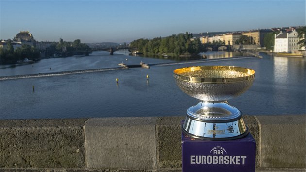 Trofej Nikolaje Semaka uren pro vtze EuroBasketu m fotku s Nrodnm divadlem a Sovovmi mlny.