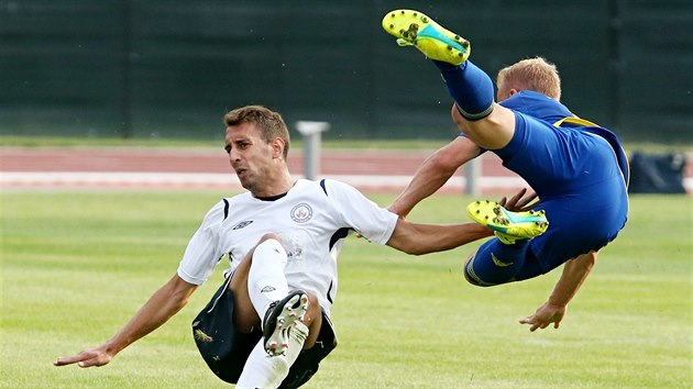 Momentka z duelu 2. kola domcho pohru mezi Vykovem (bl) a Jihlavou