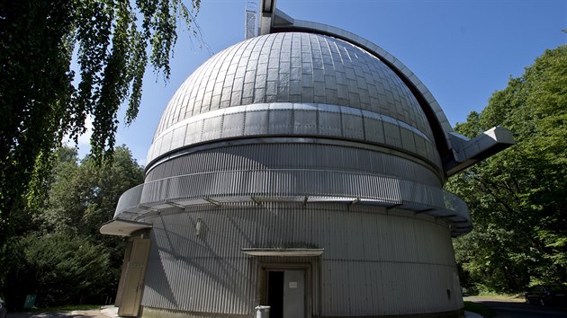 Dalekohled se nachz se v Ondejov u Prahy v arelu observatoe Astronomickho stavu Akademie vd.