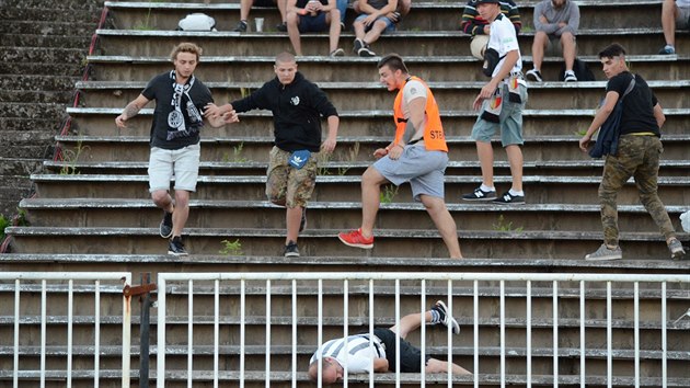 Sedmačtyřicetiletý fanda Petr Janošič skončil po potyčce s ochrankou na derby v Hradci Králové v bezvědomí a se zapadlým jazykem (14. 8. 2017).