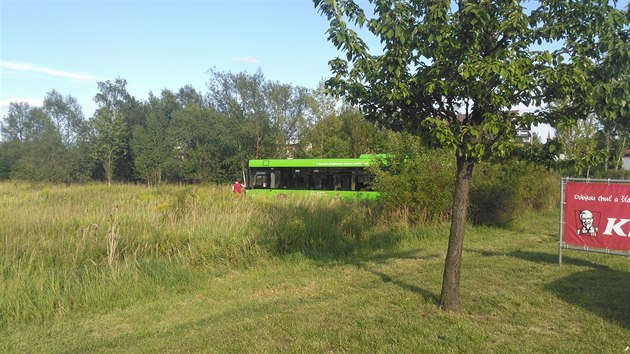 Linkov autobus, kter skonil u Teplic v poli.