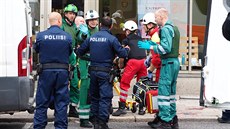 Fintí záchranái oetují útoníka z Turku (18. srpna 2017)