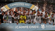 Fotbalisté Realu Madrid slaví vítězství ve Španělském Superpoháru. Barcelonu...