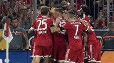 Fotbalisté Bayernu Mnichov se radují z gólu v utkání proti Leverkusenu.